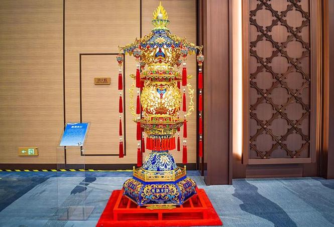 这8个灯组由4位彩灯设计师,4位产品结构设计师,40余名自贡彩灯工匠